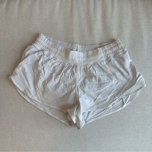 WHITE HOTTY HOT LULULEMON SHORTS LOW RISE 2.5 IN